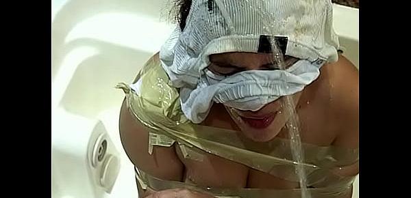  Vadia Putona adora levar mijada de Macho - Pissing in her whore face